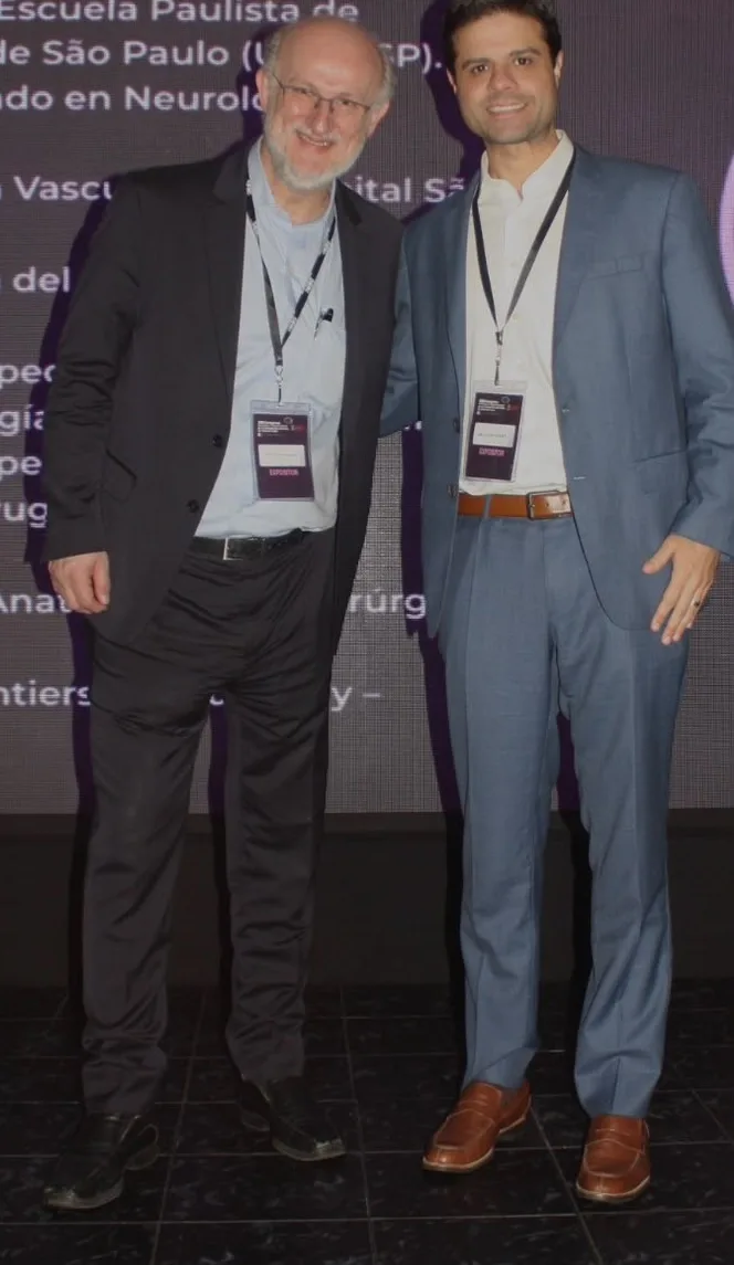 Dr. Lucas Chaves ao lado de um colega durante congresso de neurocirurgia