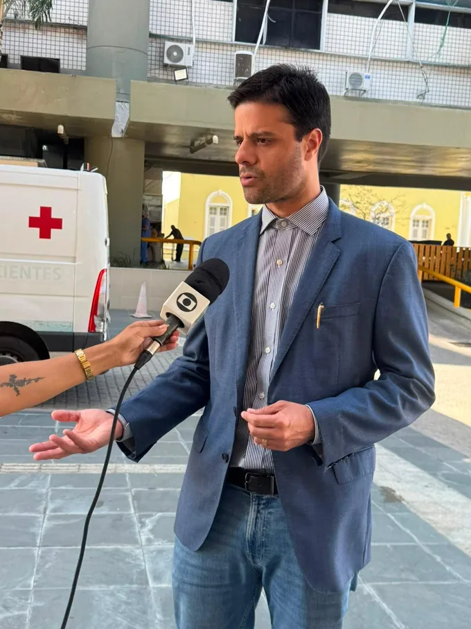 Dr. Lucas Chaves em entrevista à imprensa, na entrada de um hospital