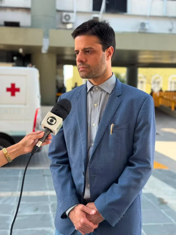 Dr. Lucas Chaves concede entrevista na entrada de um hospital