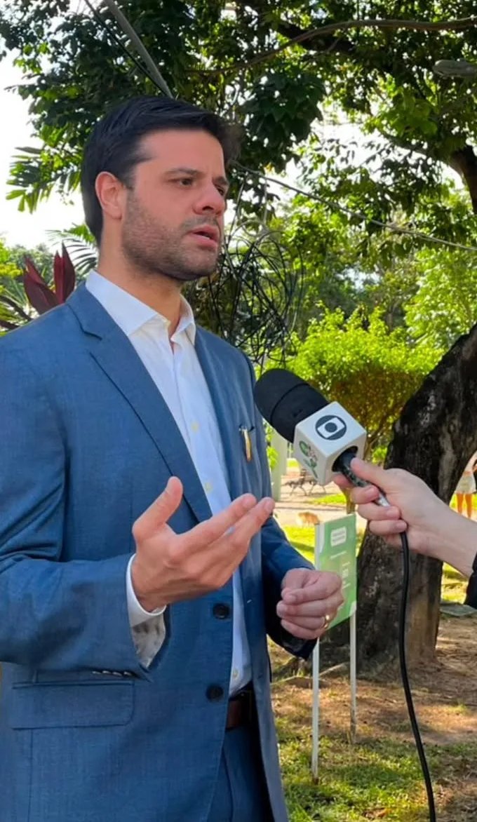 Dr. Lucas Chaves em entrevista à imprensa, ao ar livre