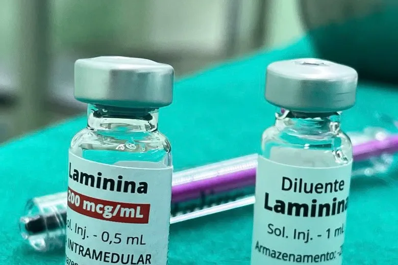 Frascos de laminina e diluente usados em protocolo de pesquisa