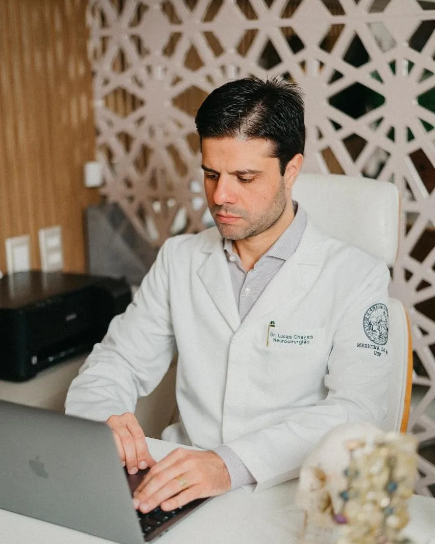 Dr. Lucas Chaves em atendimento no consultório